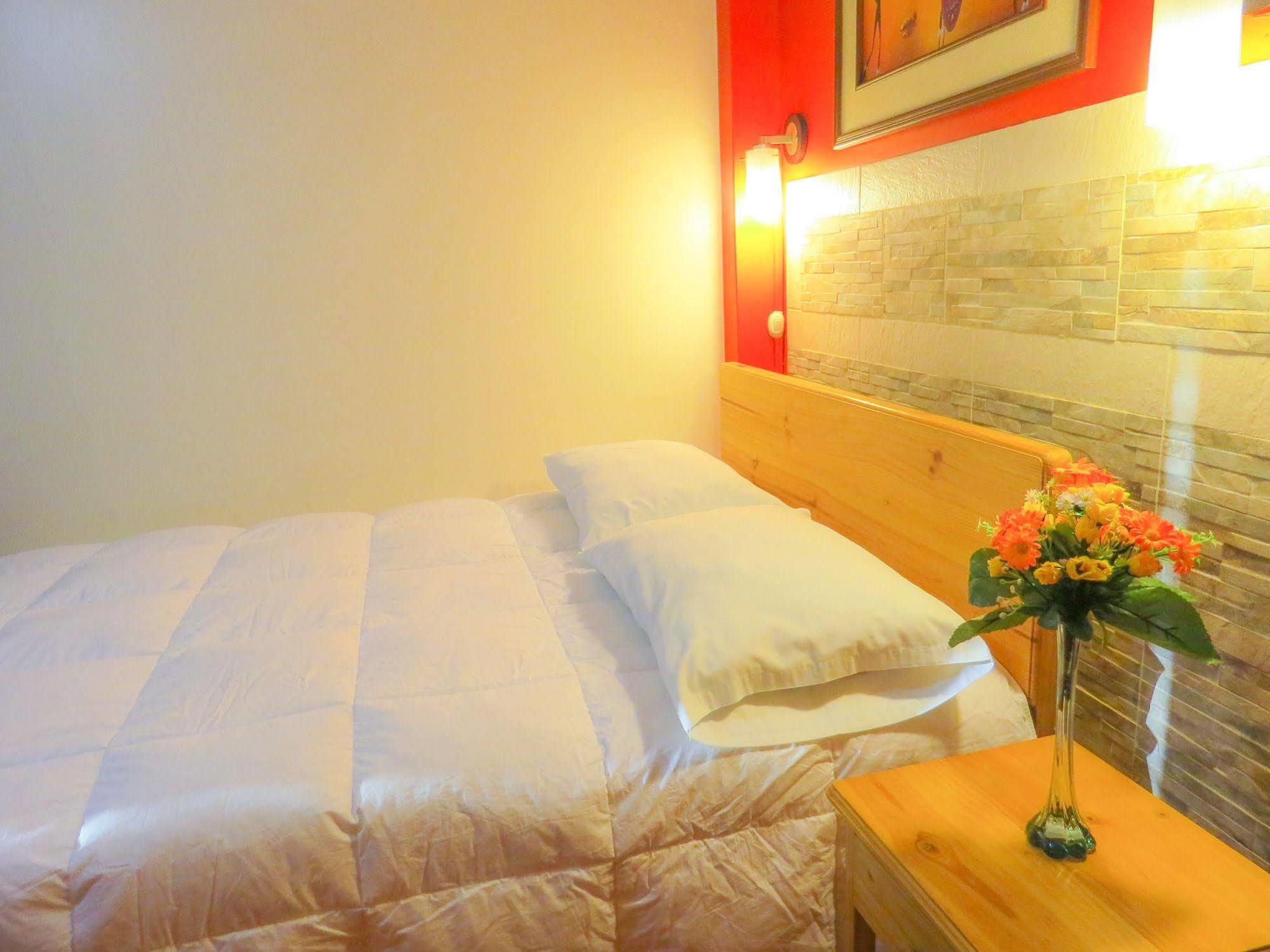 Hotel Savoy Ика Екстериор снимка